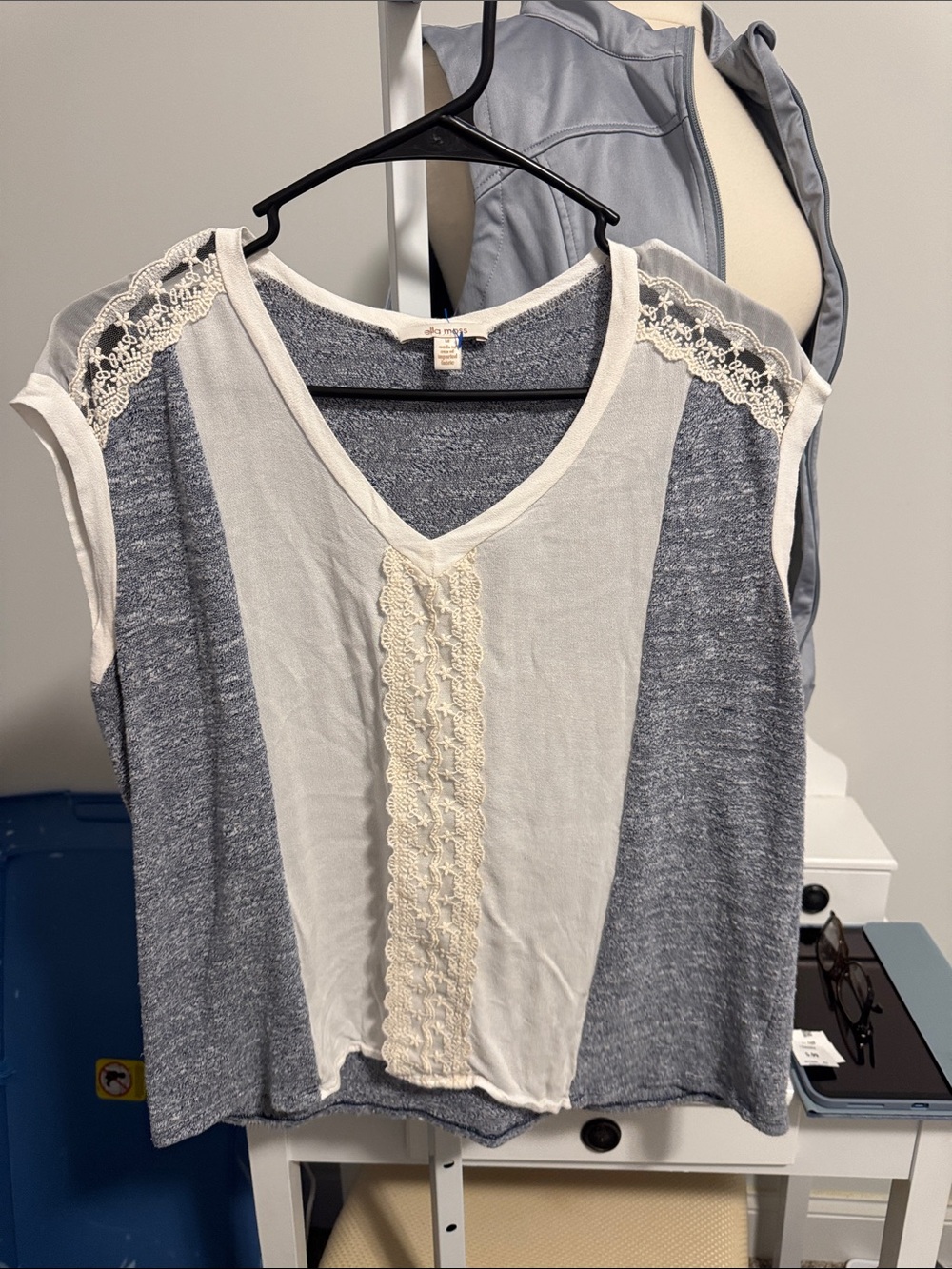 Ella Moss Grey and Cream Lace-Trim V-Neck Short Sleeve Top 👙